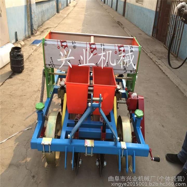 農用四輪兩行花生播種覆膜機   新型花生施肥播種機